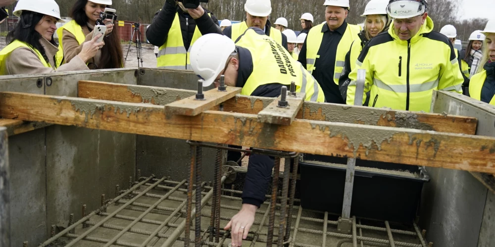 Kapsulas iemūrēšanas pasākumā piedalījās Daugavpils valstspilsētas pašvaldības, Augšdaugavas novada pašvaldības un ģenerāluzņēmēja – SIA “MONUM” vadība.