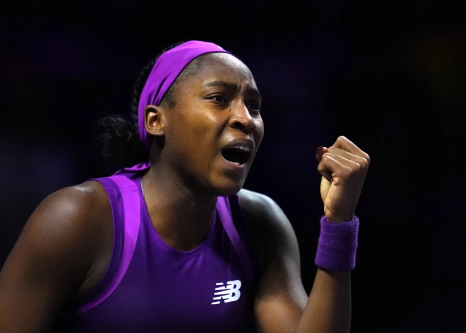 Gofa pieveic arī Švjonteku un iekļūst "WTA Finals" pusfinālā