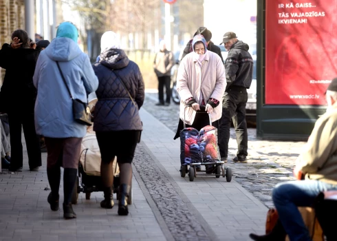 Trūcīgie iedzīvotāji pulcējas "Zupas virtuves" ēdiena izsniegšanas vietā pie Latvijas Pareizticīgās Baznīcas.