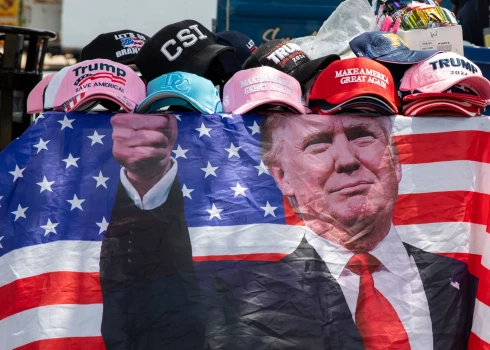 ASV karogs ar Donaldu Trampu, un viņa kandidatūras atbalstošās cepurītes.