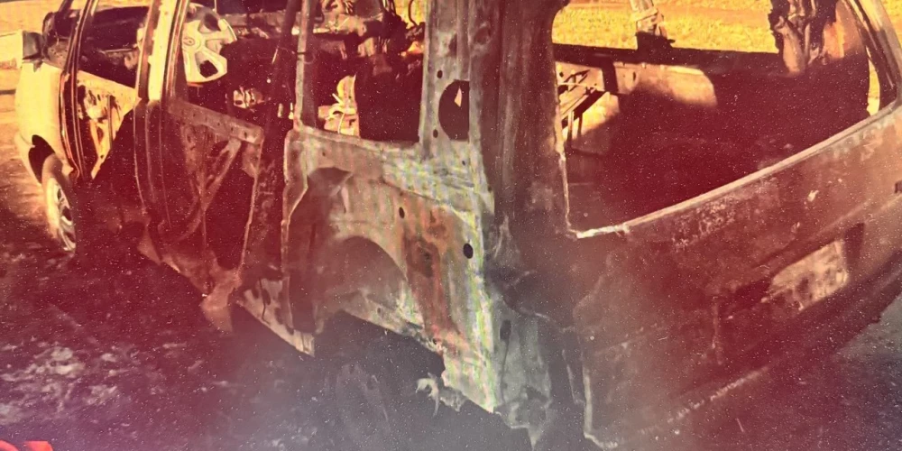 Недалеко от заправочной станции на улице Маза Уденс сгорел автомобиль марки Renault, в котором хранились различные предметы. 