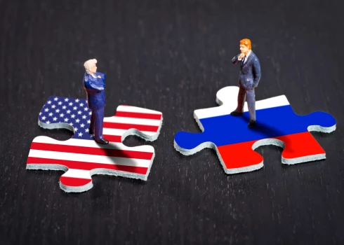Puzles gabaliņi ar ASV un Krievijas karogiem.