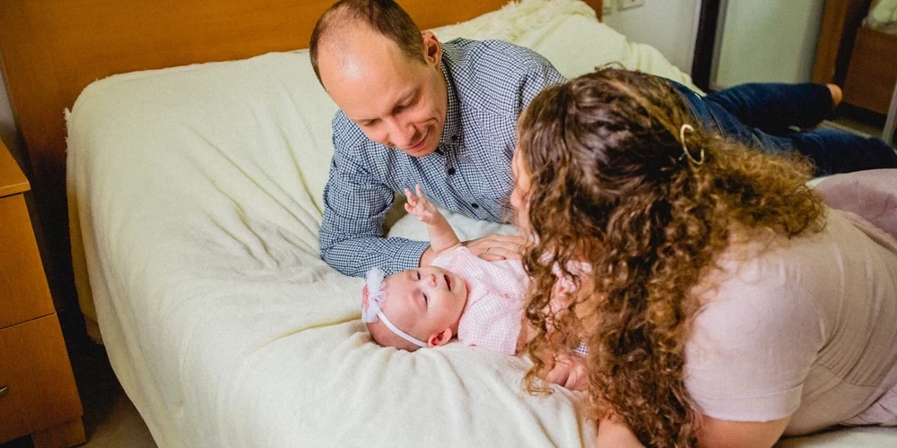 Par audžuģimeni var kļūt laulātie, kā arī persona, kura nav laulībā. Viens no kritērijiem kļūšanai par audžuģimeni ir laulāto (personas) vecums – no 25 līdz 60 gadiem. 