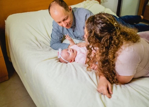 Par audžuģimeni var kļūt laulātie, kā arī persona, kura nav laulībā. Viens no kritērijiem kļūšanai par audžuģimeni ir laulāto (personas) vecums – no 25 līdz 60 gadiem.