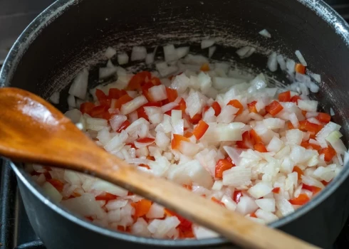 Lai sautēšana būtu efektīva, katlam nepieciešams vienmērīgs siltuma sadalījums - jāuzsilst gan pamatnei, gan sienām. 