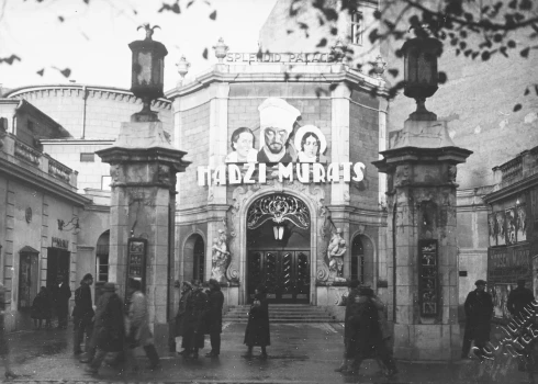 Kino Splendid Palace, trīsdesmitie gadi. Šoreiz gan te izrāda nevis kādu padomju filmu, bet amerikāņu grāvēju Hadži Murats. 