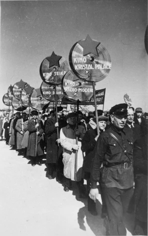 Padomju vara kinoteātrus nekavējoties nacionalizēja, un attēlā redzamajā 1941. gada 1. maija demonstrācijā kinoteātru pārstāvji izgāja jau kā valsts uzņēmumu darbinieki. 