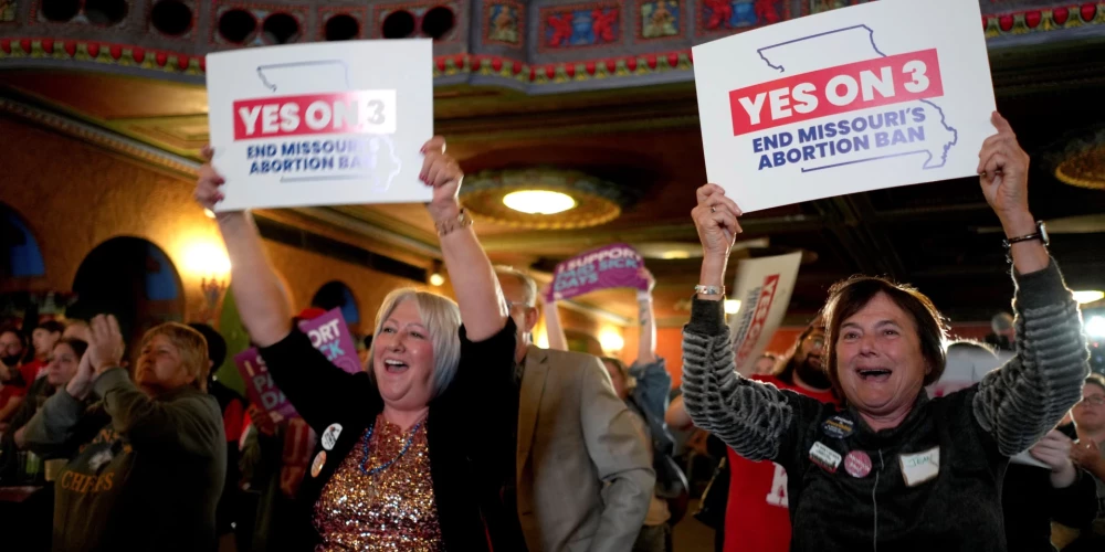 Aborta tiesību atbalstītājas Misūri štatā reaģē uz referenduma rezultātu (foto: Scanpix / AP)