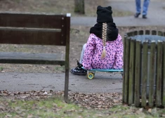 Meitene ar skrituļdēli Olaines Mežaparkā.