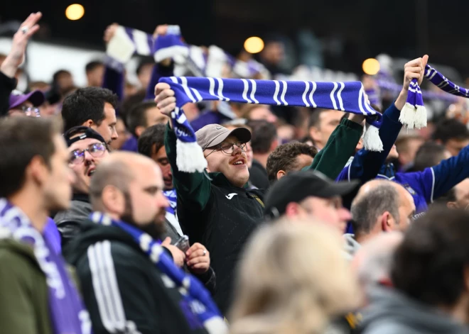 “Šķīda glāzes un viens otru sita!” Kādā Rīgas bārā esot kārtīgi sakāvušies Briseles “Anderlecht” fani 