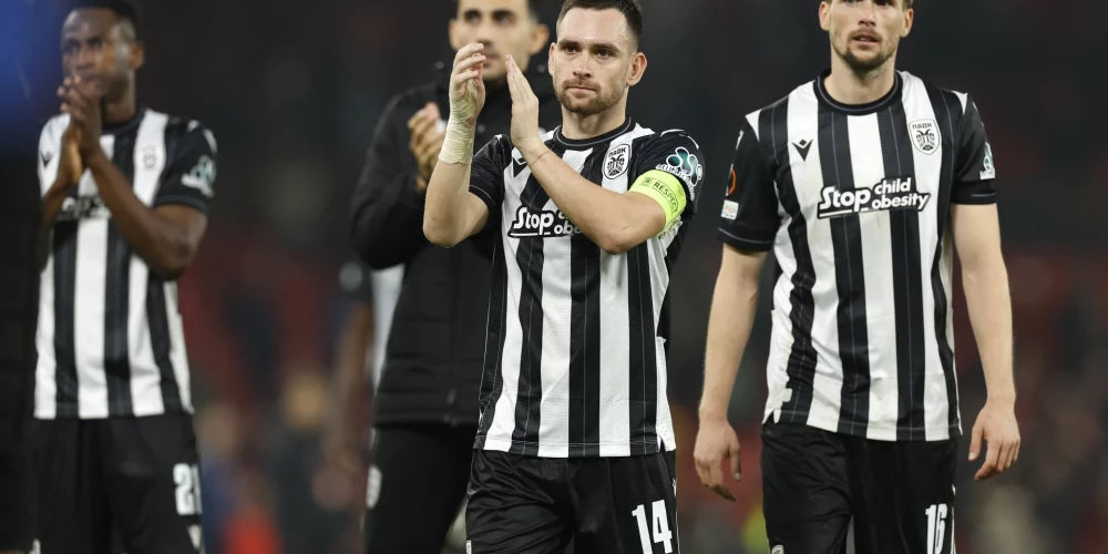 PAOK futbolisti pēc spēles pateicas līdzjutējiem.