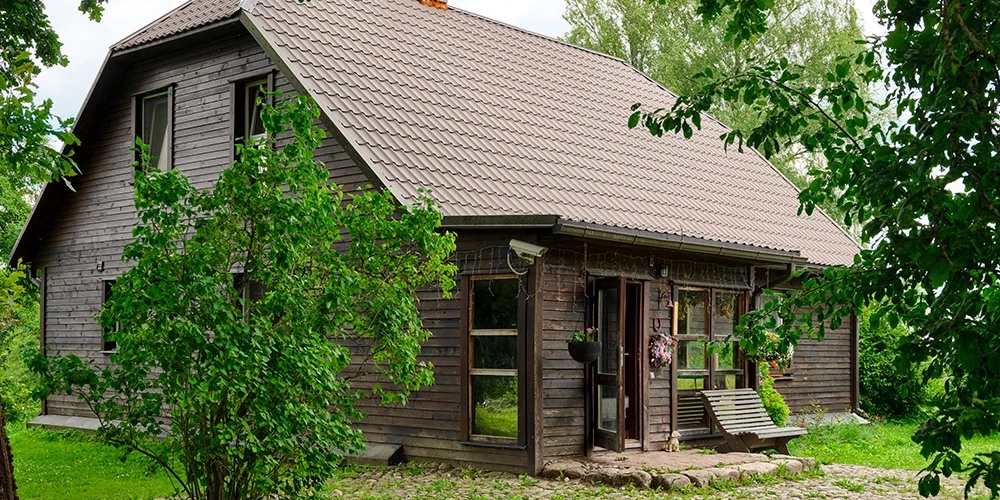 Tagad pieticīgais namiņš ir īsta omulības oāze, kur uz katra stūra redzams gādīgu roku radošais pieskāriens. 