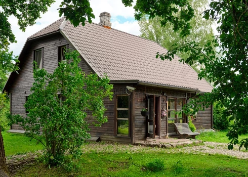 Tagad pieticīgais namiņš ir īsta omulības oāze, kur uz katra stūra redzams gādīgu roku radošais pieskāriens. 