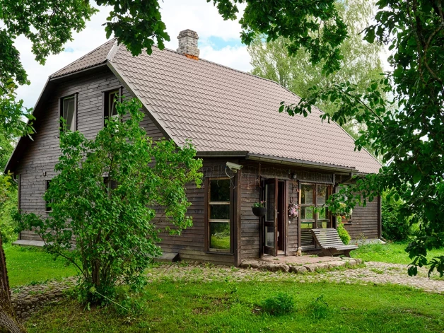 Tagad pieticīgais namiņš ir īsta omulības oāze, kur uz katra stūra redzams gādīgu roku radošais pieskāriens.
