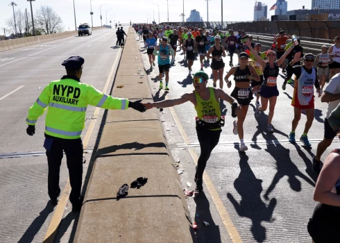 Šogad Ņujorkas maratonā uz starta izgāja vairāk nekā 55 000 skrējēju.