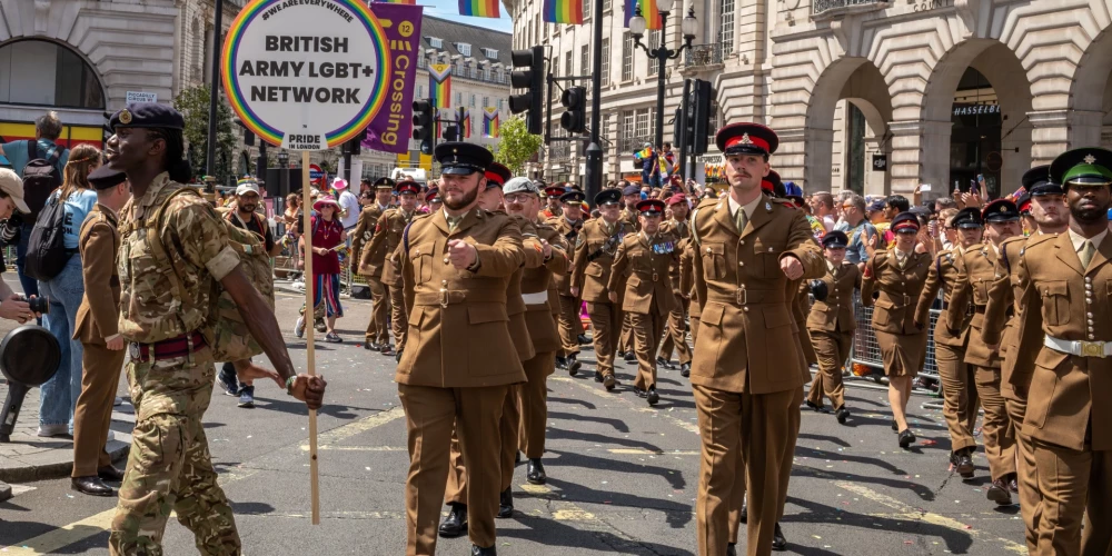 Laiki mainās – britu armijnieki maršē Londonas praidā. Vēl pirms desmit gadiem viņus padzītu no armijas, atņemot medaļas un pensijas.