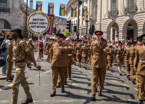 Laiki mainās – britu armijnieki maršē Londonas praidā. Vēl pirms desmit gadiem viņus padzītu no armijas, atņemot medaļas un pensijas.