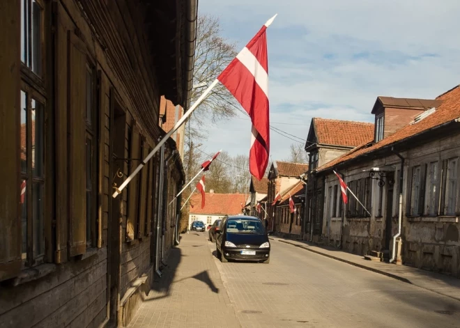 Kā uzsliet karoga mastu saskaņā ar Latvijas likumiem? Noderīgi padomi māju saimniekiem