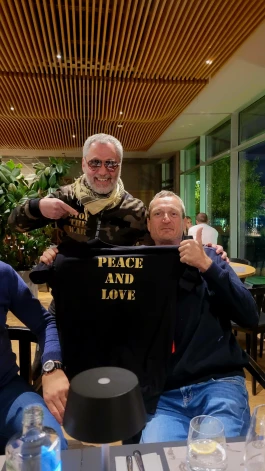 Paša dizainēto kreklu "Peace and Love" Horens uzdāvinājis jahtas komandas biedram Igoram Akimenko.