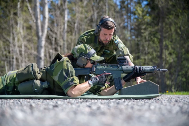 Kroņprincese apguva prasmes, kas var noderēt īstā kaujā. 