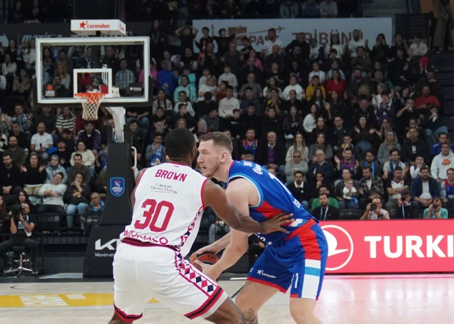 Šmitam desmit punktiem "Anadolu Efes" zaudējumā; Žagars palīdz uzvarēt, bet Gražulis noskatās panākumu