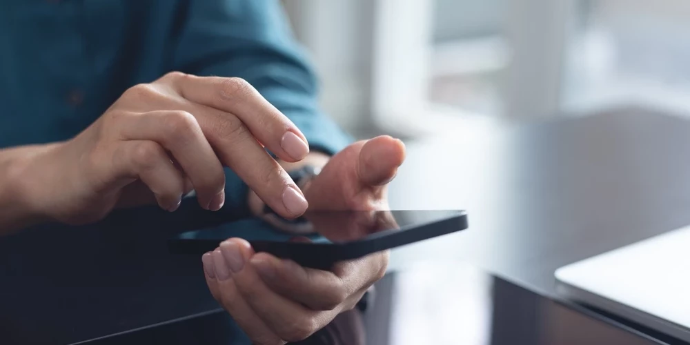 Telefonkrāpnieki uzdodas par sakaru operatoriem, lai izkrāptu datus.