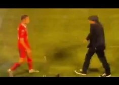 VIDEO: Latvijas izlases futbolistam Raimondam Krollim uzbrūk paša treneris