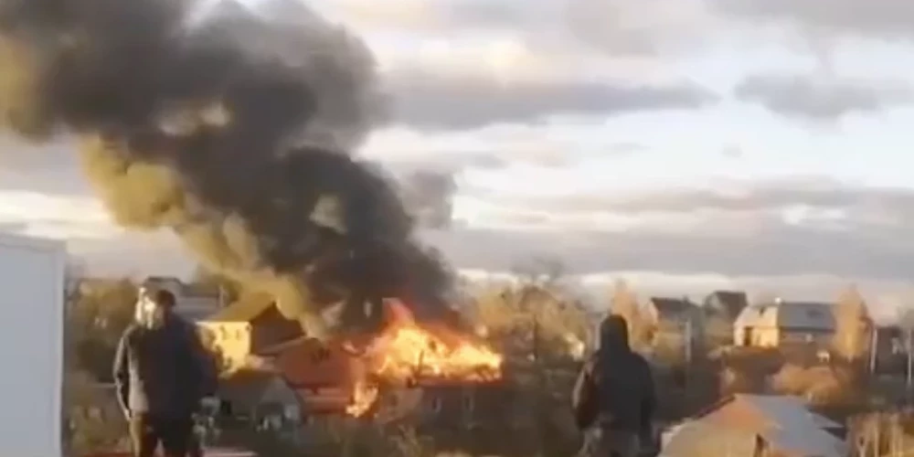 Vietējie ziņo, ka uzbrukumā aizdegušās vairākas ēkas.