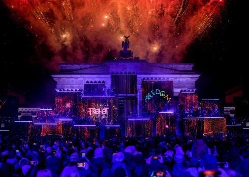 Pie Brandenburgas vārtiem tauta svin Berlīnes mūra krišanas 35. gadskārtu (foto: Scanpix / AP)