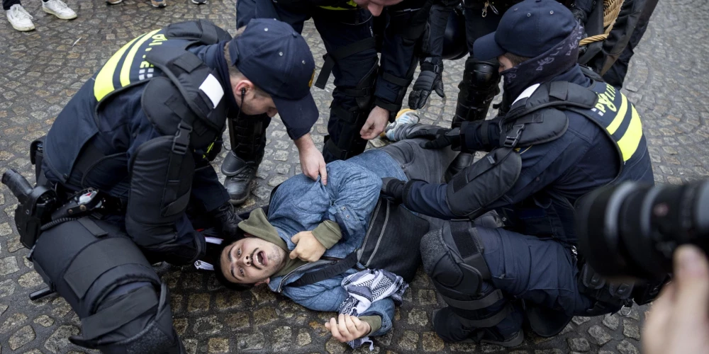 Amsterdamā arestē palestīniešuc atbalstītāju (foto: Scanpix / EPA)