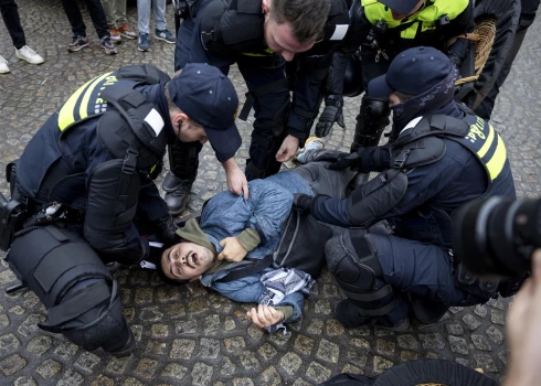 Amsterdamā arestē palestīniešuc atbalstītāju (foto: Scanpix / EPA)