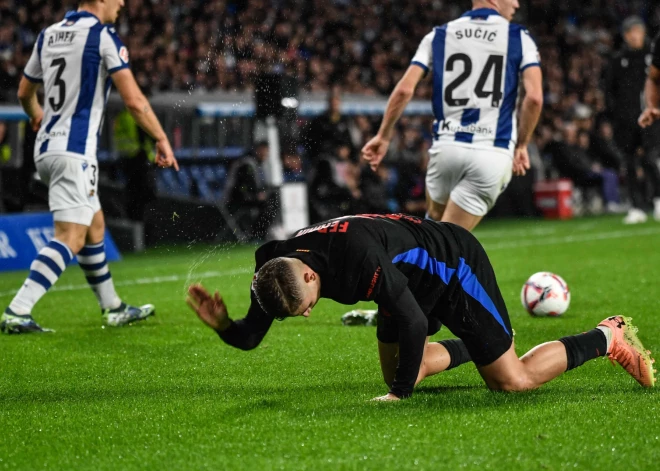 Spānijas čempionāta līdere "Barcelona" negaidīti zaudē "Real Sociedad"; Anglijas premjerlīgas grandu "Chelsea" un "Arsenal" cīņā uzvarētāju nenoskaidro