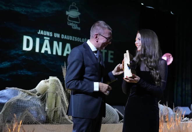 Edgars Rinkēvičs pasniedz balvu nominācijā "Jauns un daudzsološs nozarē" Diānai Upītei.