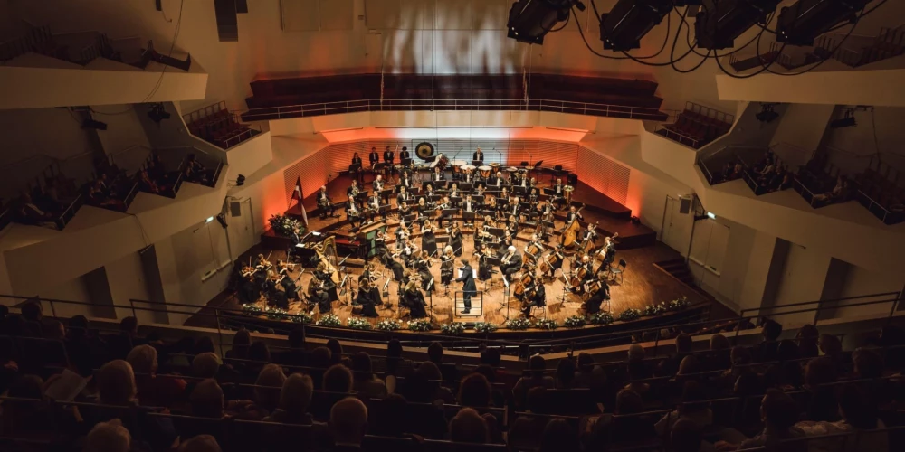 Programmā tiks atskaņotas vairāku ievērojamu latviešu komponistu orķestra dejas, kuras papildinās īpaši šim notikumam radītas videoprojekcijas.