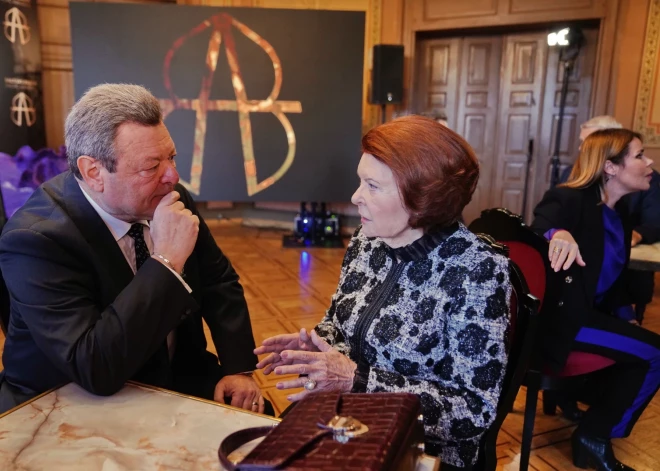 Вайра Вике-Фрейберга носит сумочку, как у принцессы Уэльской. Сколько такая стоит?