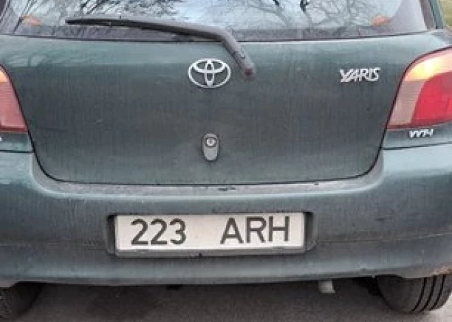 Auto ar aizdomīgu numurzīmi pazūd no policijas redzesloka Rīgas ielās