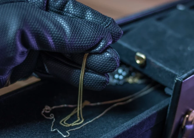 Vidzemē garnadži nozaguši juvelierizstrādājumus un mežizstrādes tehniku