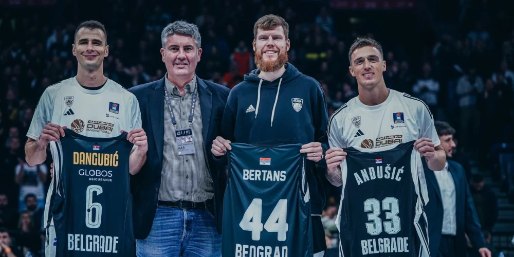 Dāvis Bertāns (vidū pa labi) godināšanā pirms "Partizan" un "Dubai" spēles Adrijas līgā.