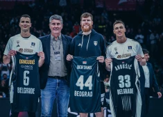 Dāvis Bertāns (vidū pa labi) godināšanā pirms "Partizan" un "Dubai" spēles Adrijas līgā.