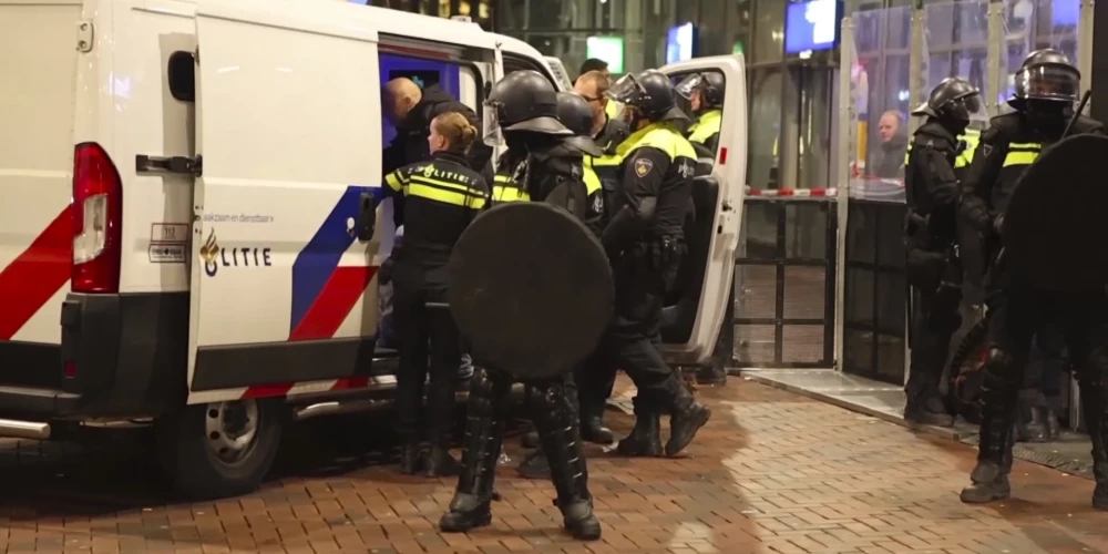 Aizturētā Palestīnas atbalstošā persona Amsterdamas "Ajax" un Telavivas "Maccabi" spēlē.
