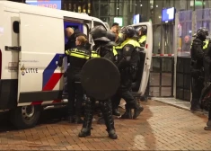 Aizturētā Palestīnas atbalstošā persona Amsterdamas "Ajax" un Telavivas "Maccabi" spēlē.