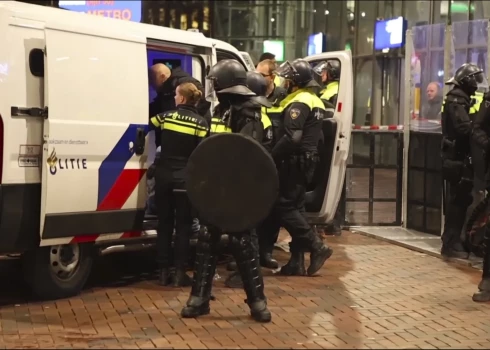 Aizturētā Palestīnas atbalstošā persona Amsterdamas "Ajax" un Telavivas "Maccabi" spēlē.