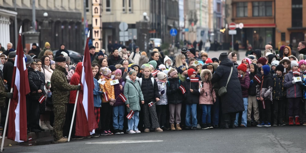 No plkst. 12.00 līdz 12.30 pie Brīvības pieminekļa norisinājās Nacionālo bruņoto spēku (NBS) svinīgā godasardzes maiņas ceremonija, kur sanākušie varēja vērot īpaši šogad no jauna izveidoto NBS štāba orķestra un Valsts aizsardzības dienesta karavīru defilē programmu.
