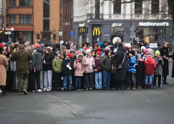 No plkst. 12.00 līdz 12.30 pie Brīvības pieminekļa norisinājās Nacionālo bruņoto spēku svinīgā godasardzes maiņas ceremonija, kur sanākušie varēja vērot īpaši šogad no jauna izveidoto NBS štāba orķestra un Valsts aizsardzības dienesta karavīru defilē programmu.