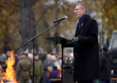 Президент Латвии Эдгар Ринкевич у памятника Свободы в День Лачплесиса.