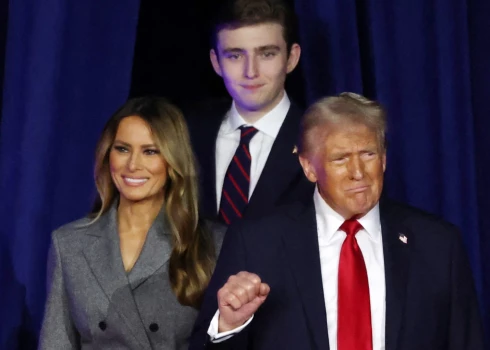 Бэррон с родителями после того, как стало известно, что Дональд Трамп во второй раз победил на выборах.