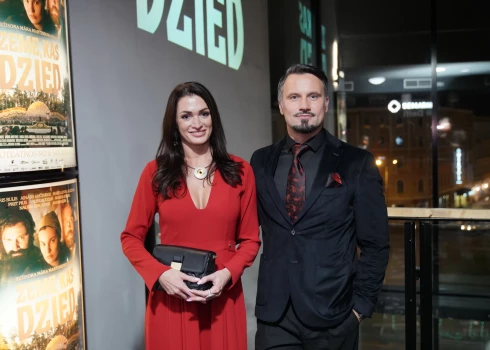 Jaunais pāris – par vienu no “seksīgākajiem Latvijas vīriešiem” titulētais aktieris Andris Bulis un erotisko bestselleru autore Karīna Gleitnere. Pāris par savu kopā būšanu bija izvēlējies paziņot sabiedrībai spēlfilmas "Zeme, kas dzied" pirmizrādē.