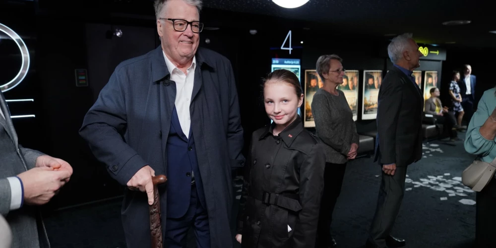 Mazā Ketrīna priecīgi pozēja fotogrāfiem kopā ar tēti, kamēr vecākā māsa ar mammu no pirmizrādes starmešu gaismām izvairījās un kinozāles virzienā devās pa priekšu.