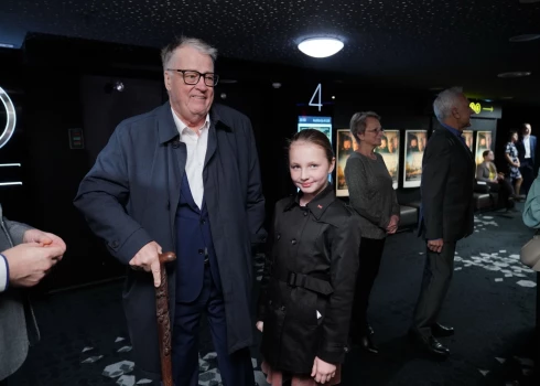 Mazā Ketrīna priecīgi pozēja fotogrāfiem kopā ar tēti, kamēr vecākā māsa ar mammu no pirmizrādes starmešu gaismām izvairījās un kinozāles virzienā devās pa priekšu.