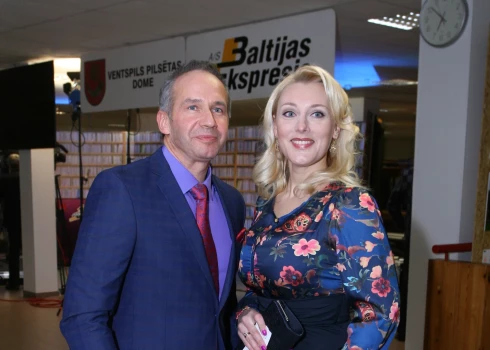 "Pirmo reizi es satiku Lindu Eirovīzijā un uzreiz iemīlējos. Sapratu, ka viņa būs mana nākamā sieva, bet viņa mani no tās reizes pat neatceras," smej Aigars Dinsbergs